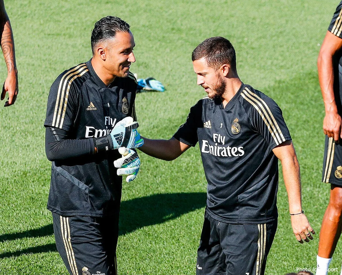 psg un coup a trois bandes et navas debarque a paris icon ecommercefotos ecommerce2 99401056262351