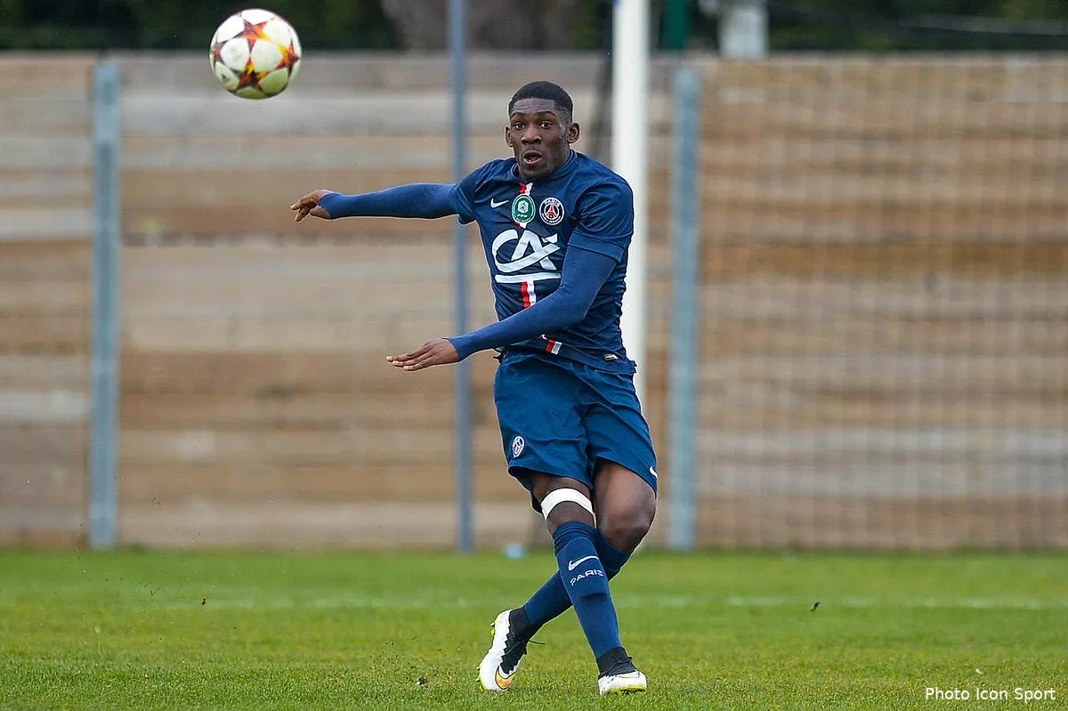 psg un jeune defenseur signe son premier contrat pro iconsport fer 220315 09 04148796