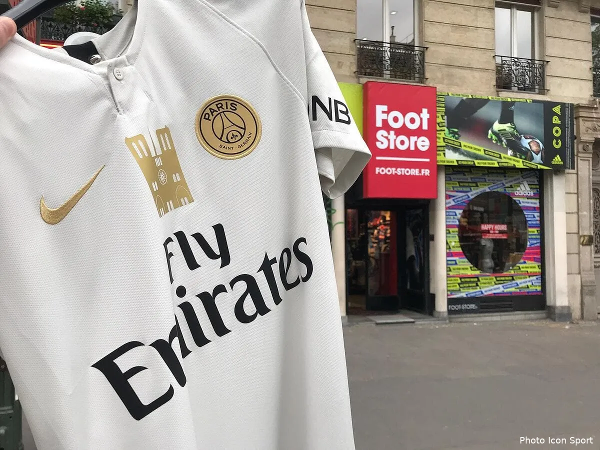 psg un maillot de paris floque avec notre dame en faveur de la reconstruction c49763e5 c95b 4fe4 ab14 f43bf3158124250711