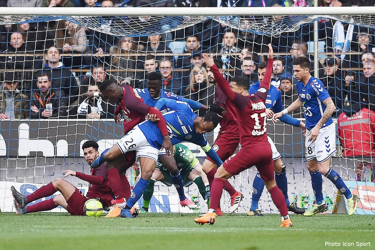 rcsa fcm le derby de l est se transforme en ring de boxe iconsport icon boz 010418 01 06214505