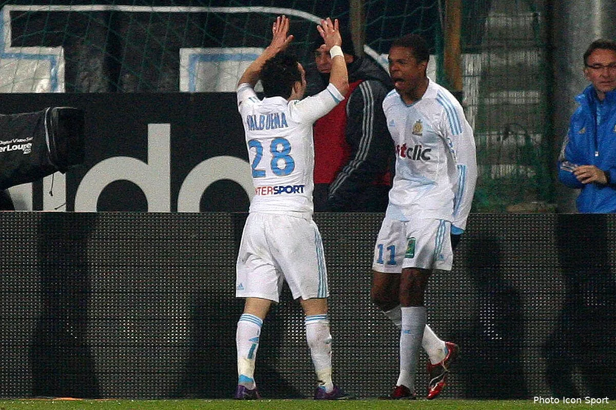 remy vanne gentiment l arbitre apres le rouge mis a valbuena iconsport guy 150112 05 5430638