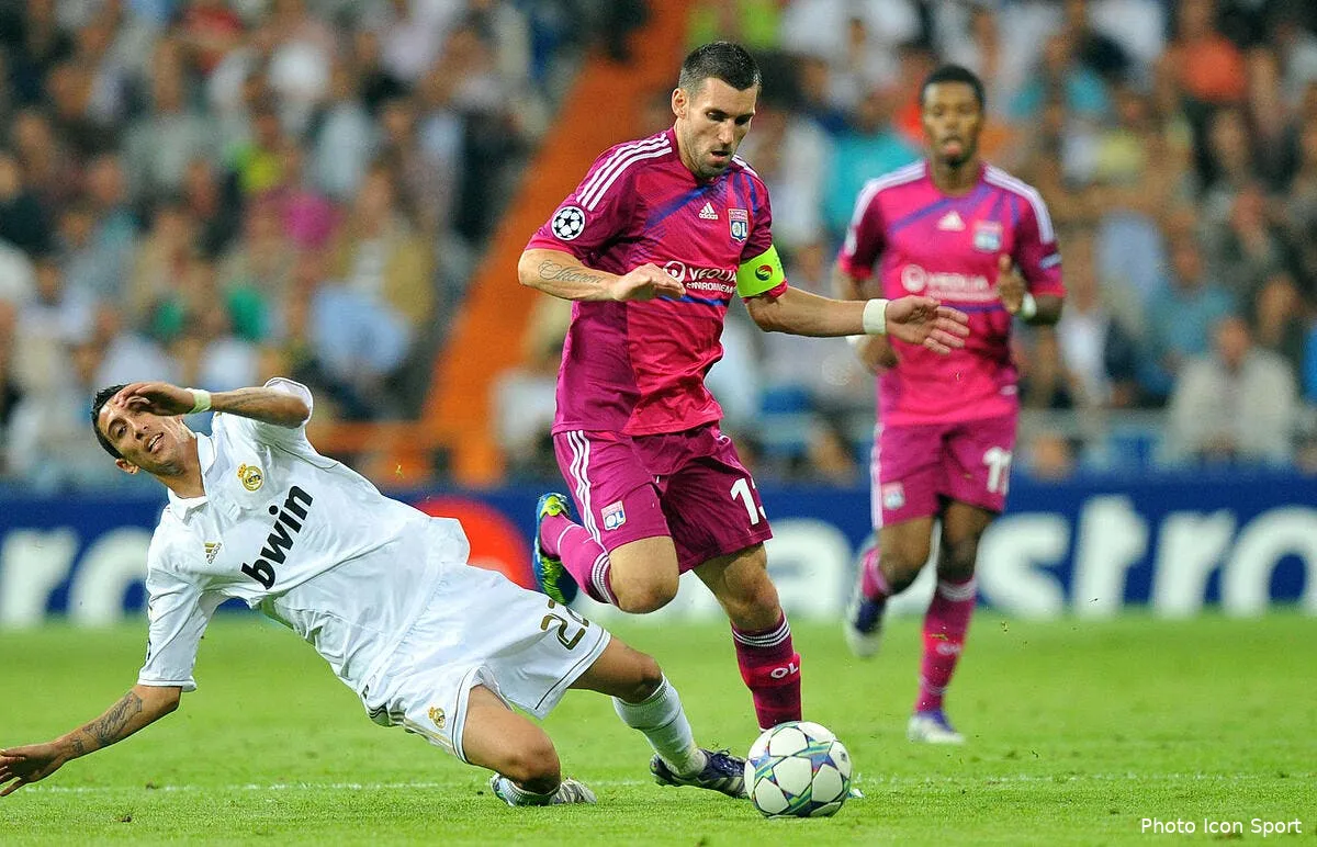 reveillere craint le pressing de folie du real madrid iconsport win 181011 301 0926742