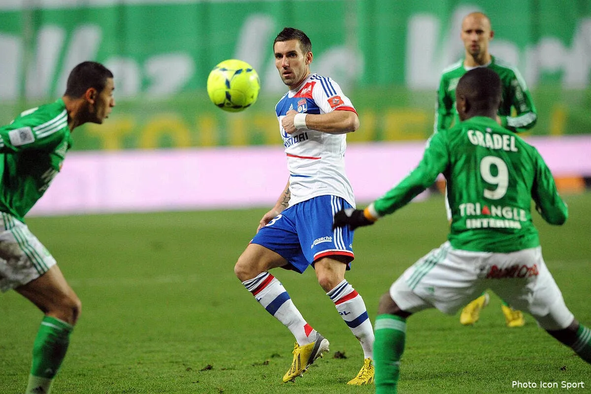 reveillere est pret a tout au mercato y compris prolonger a l ol iconsport jpt 091212 08 1246883