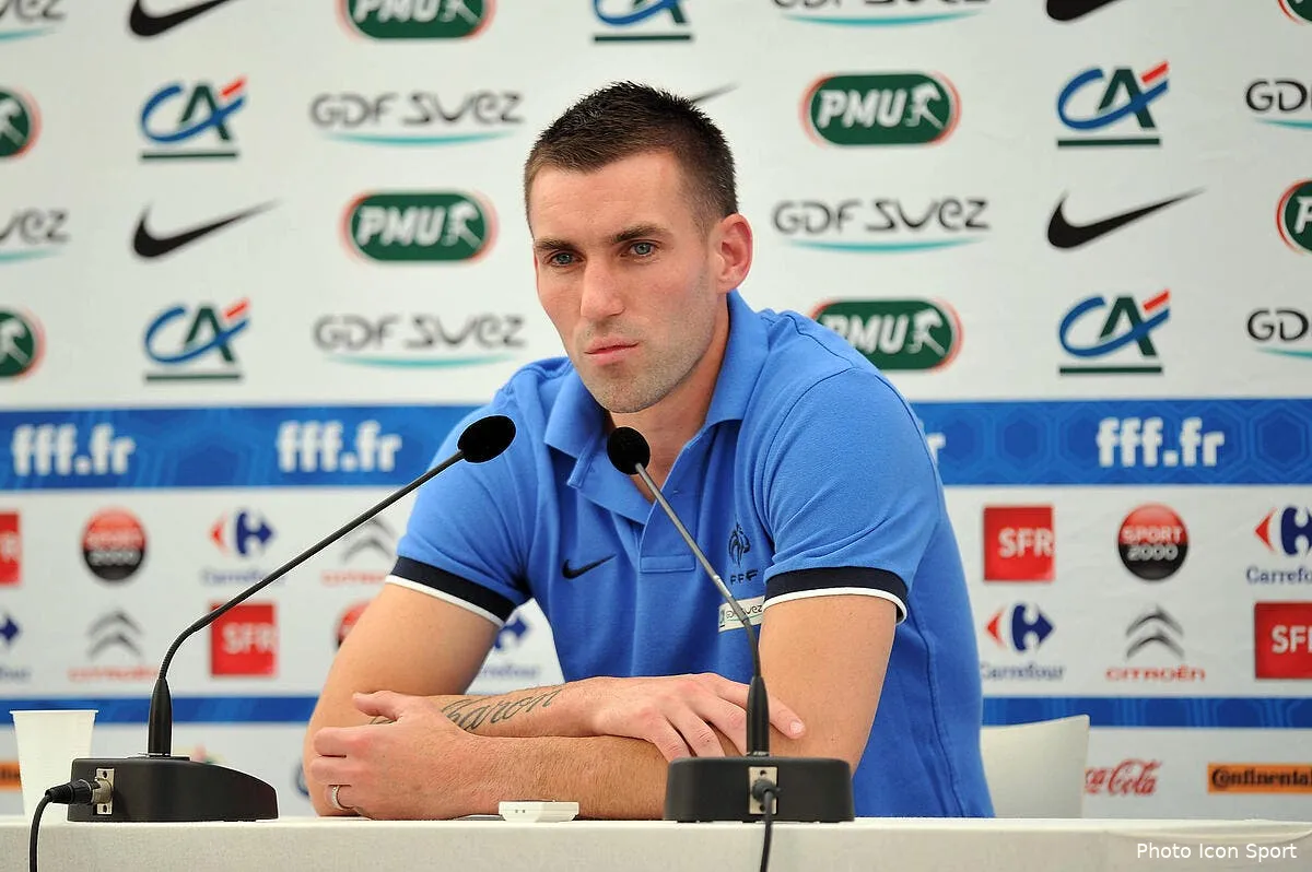 reveillere veut bien jouer a gauche en bleu mais pas trop a l ol iconsport per 240512 33 0735581