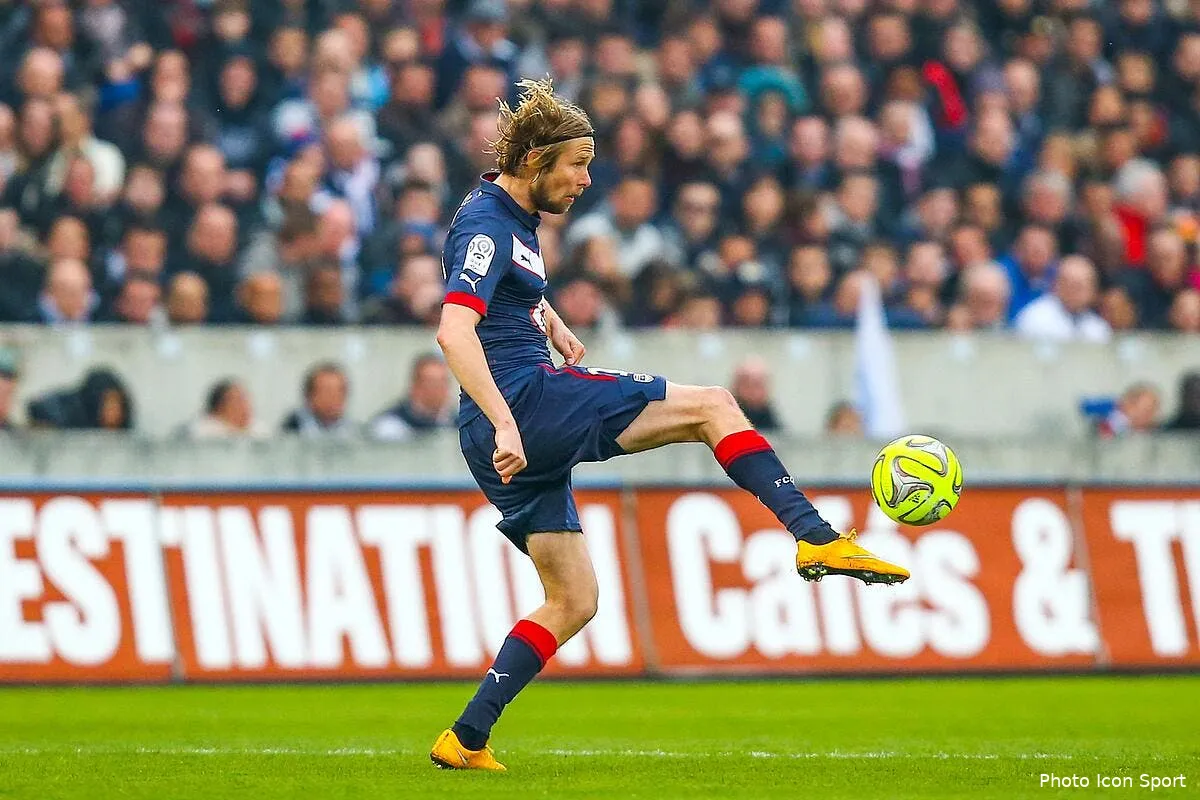 sa prestation face au psg va lui offrir une prolongation a bordeaux plasil 6107037