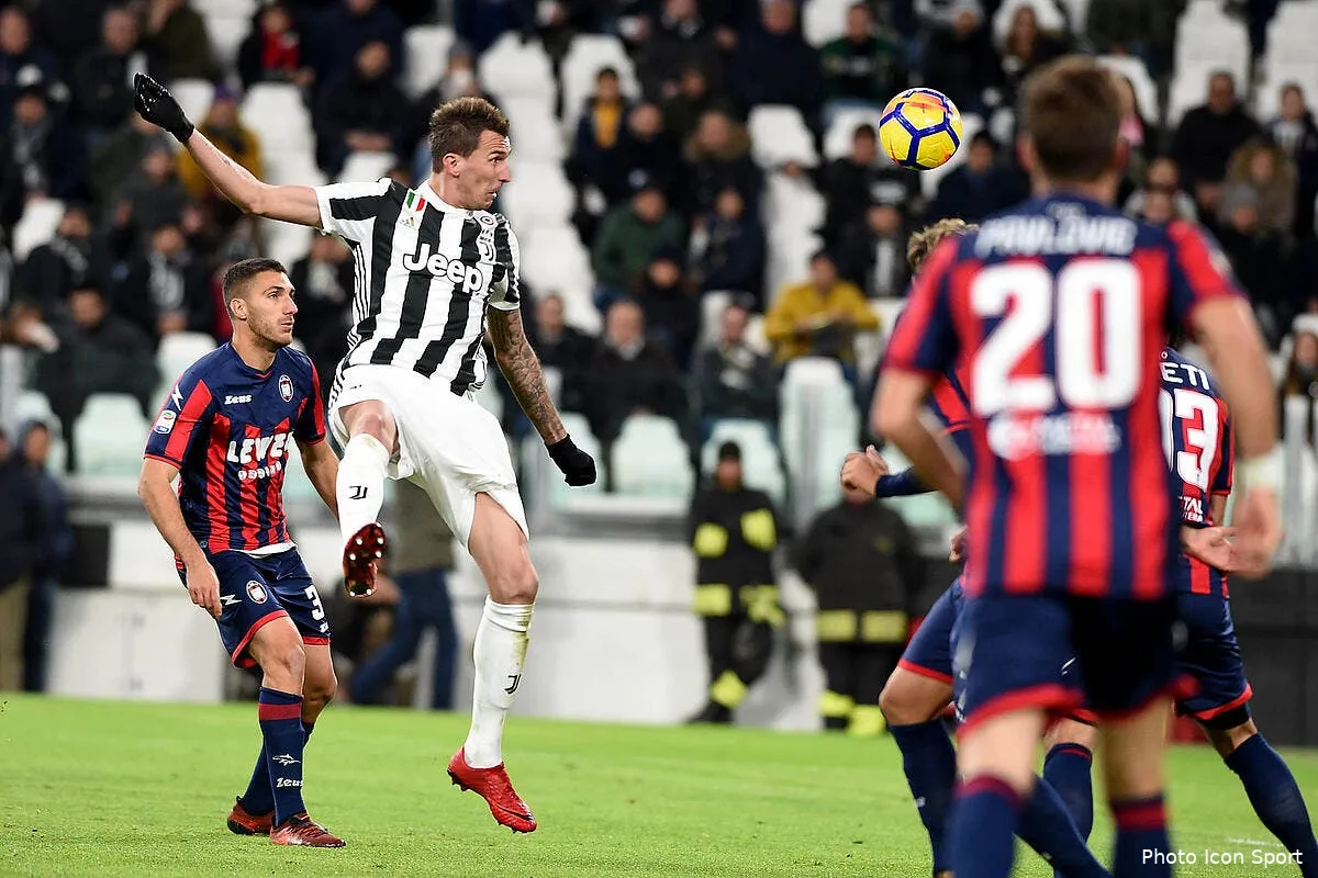 serie a la juventus assure contre crotone iconsport icon ipp 261117 08 13201133