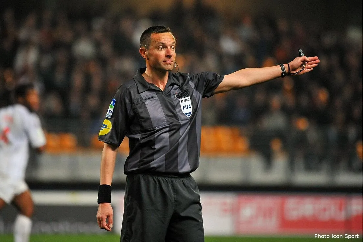 stephane lannoy au sifflet pour la finale de la coupe de la ligue iconsport win 230312 05 4833306