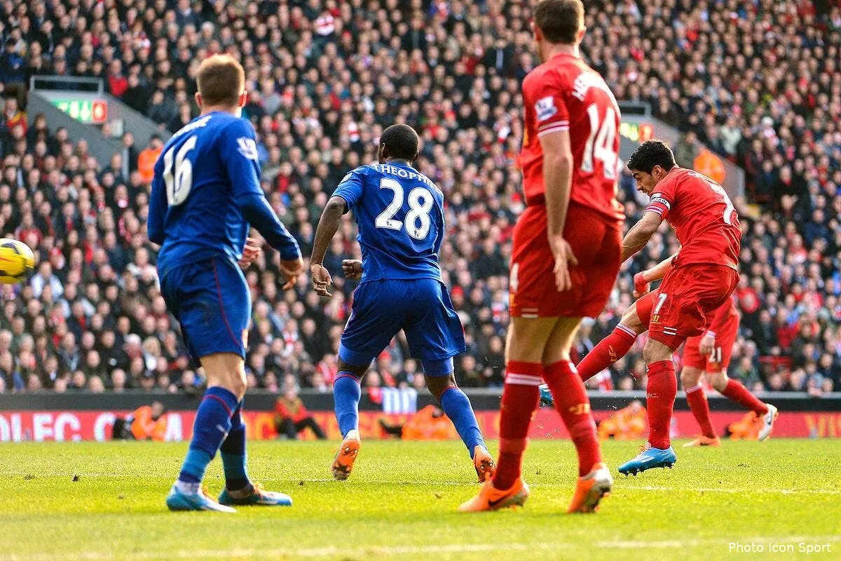 suarez joue le pere noel de liverpool iconsport bpi 211213 01 0672531