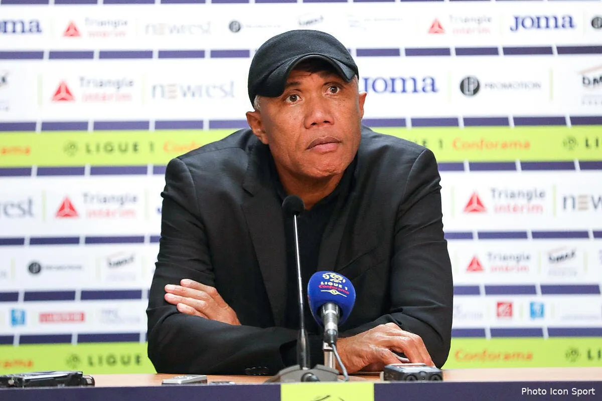 tfc antoine kombouare rembarre gentiment elie baup icon blo 141219 45 02273019