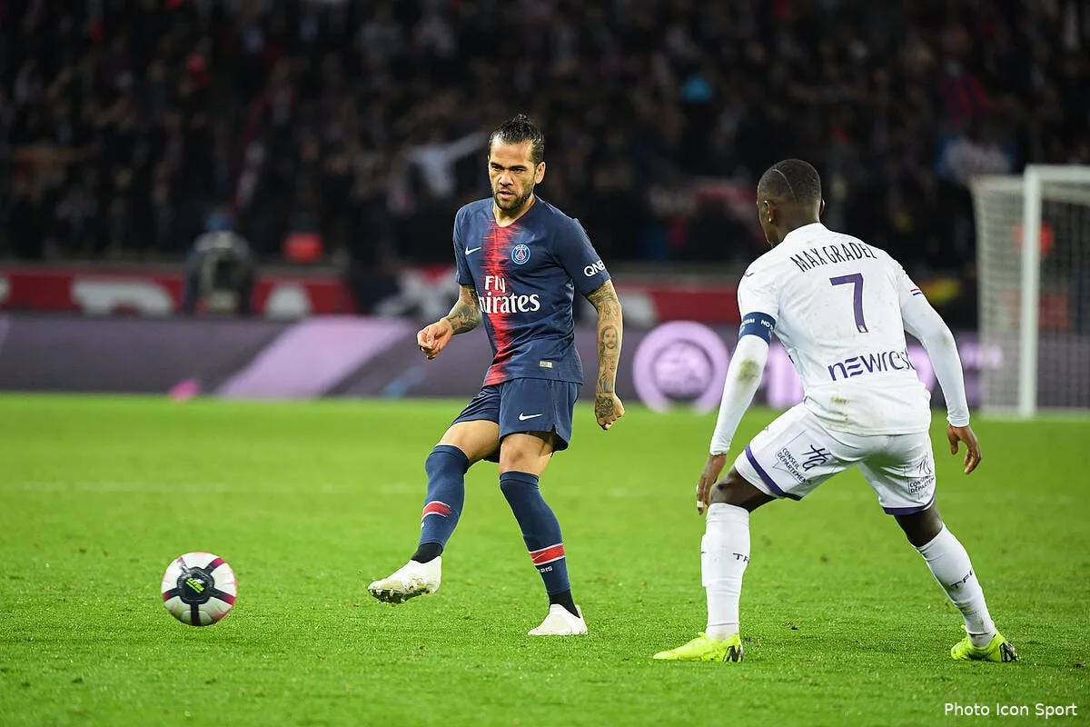 tfc son calin avec alves fait polemique gradel s explique iconsport icon dib 241118 10 49237179