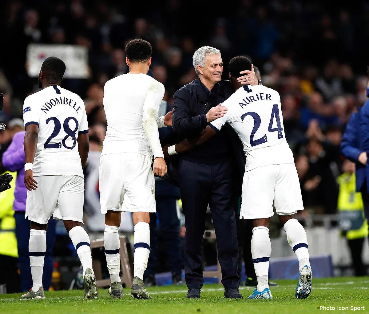 tottenham aurier se prend un periscope en pleine tete par mourinho icon spi 26 dk spurs olympiakos272669