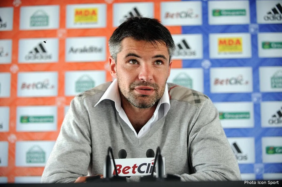 toulalan salue la classe d aulas de puel et des supporters de l ol iconsport jpt 190511 01 1752973