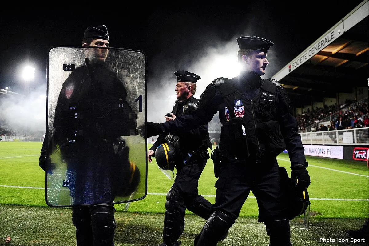 trois supporters de l ol mis en examen pour avoir agresse des fans anglais iconsport noe 200512 05 0450711