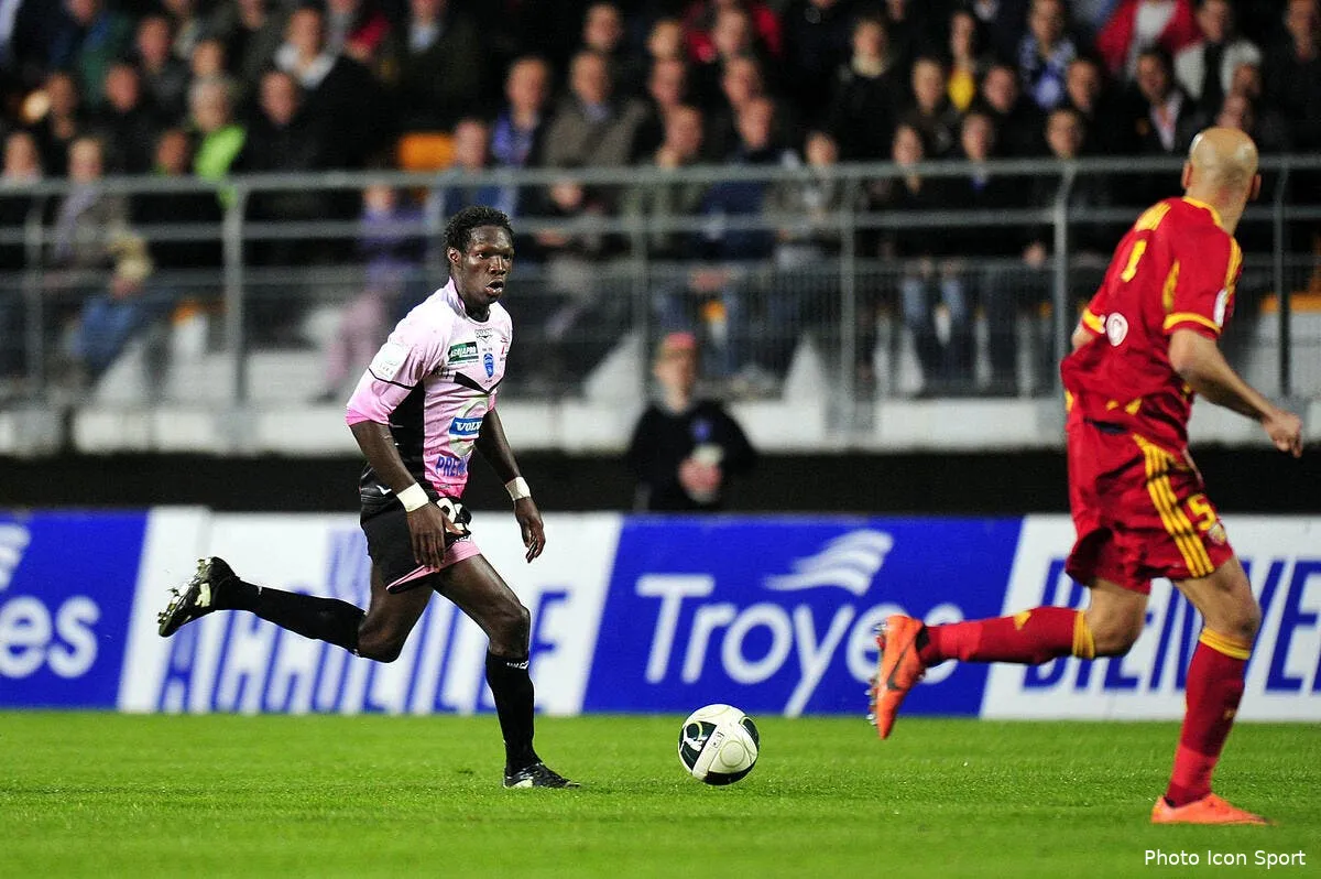 troyes a questionne l ol pour n sakala iconsport noe 040512 88 3436772