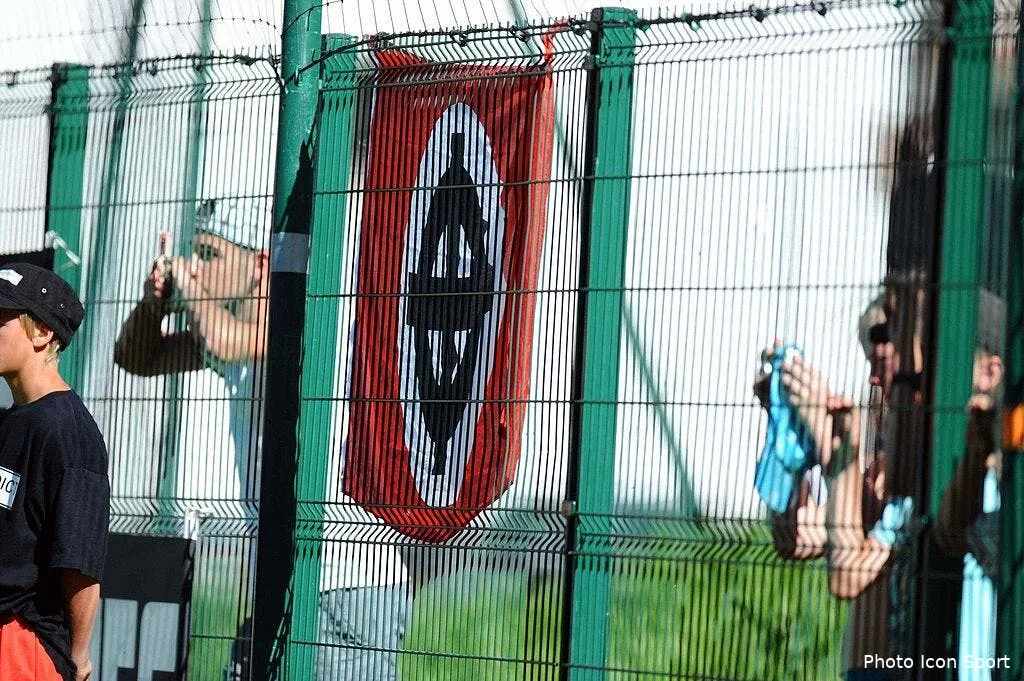 un drapeau et des chants racistes qui font tousser l ol 56100 8838