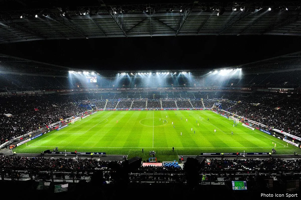 un film erotique diffuse apres ol om au parc olympique lyonnais iconsport jpt 240116 10 10131741