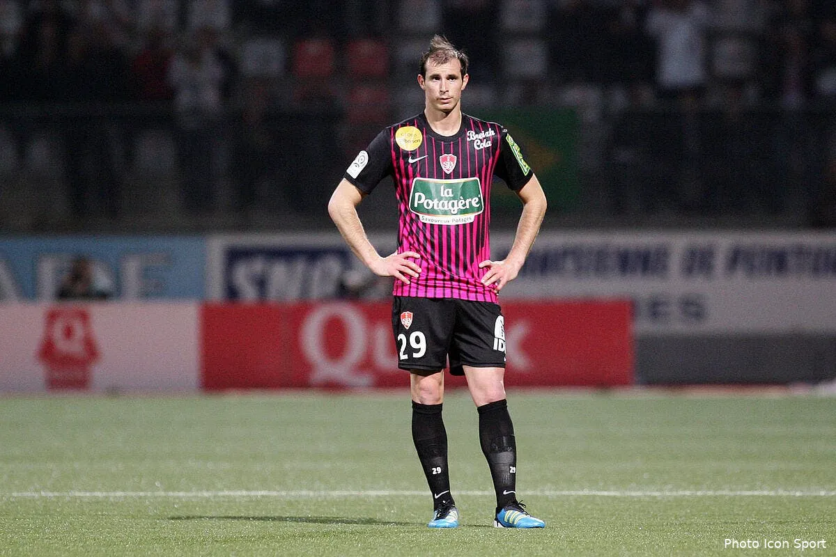 un joueur brestois dement les propos racistes de l arbitre iconsport mrv 061111 05 0728766