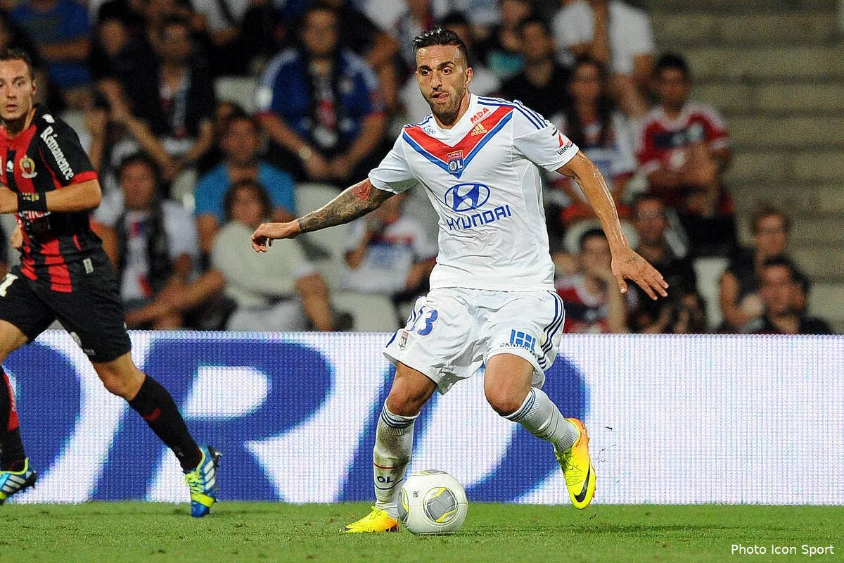 un joueur de l ol heureux d affronter le betis seville iconsport jpt 100813 66 6364621