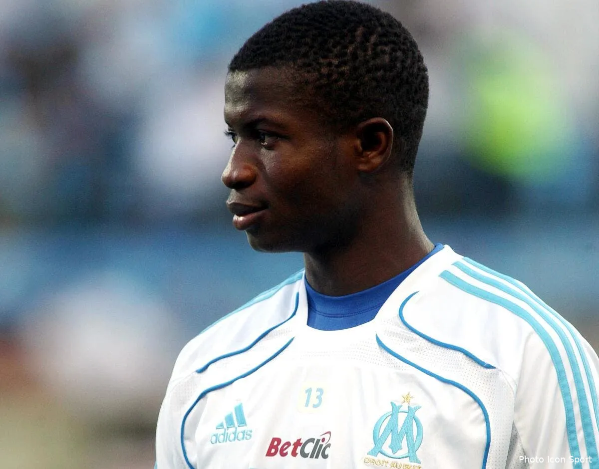 un joueur de l om braque en plein centre de marseille iconsport guy 010810 05 1730987