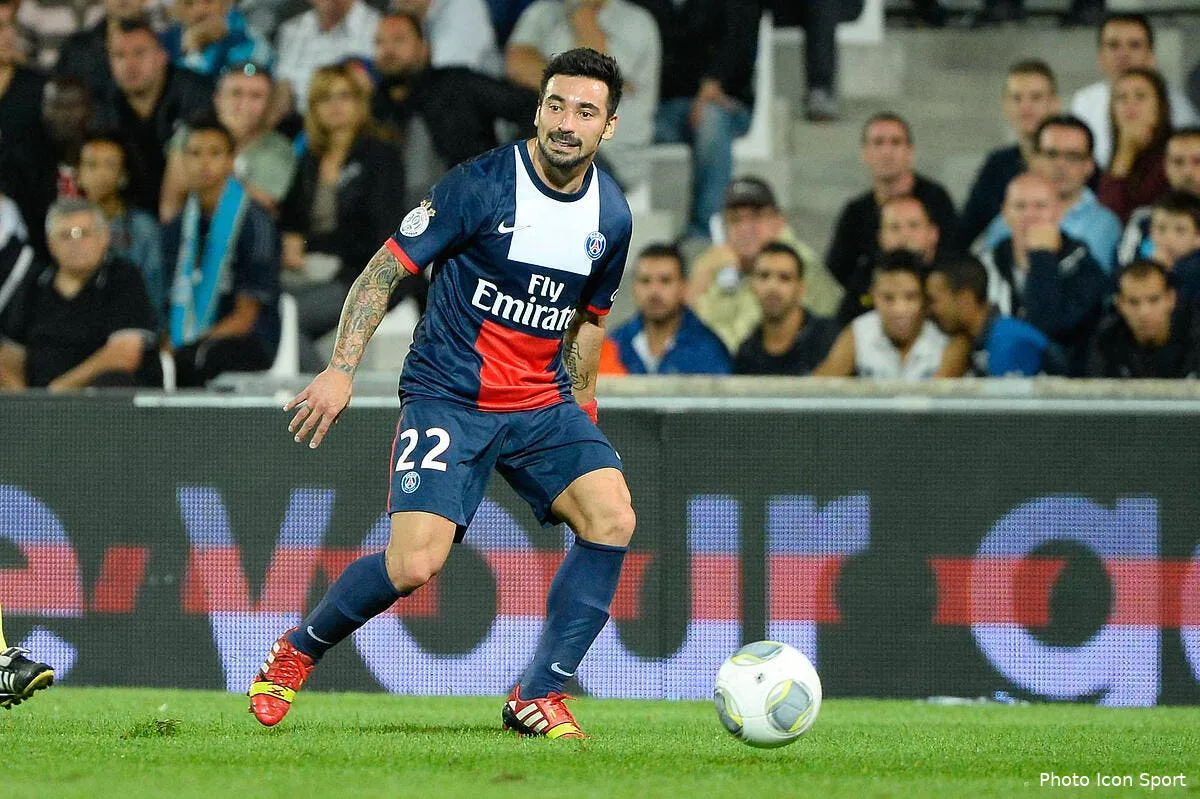 un maillot contre une camera lavezzi s en sort bien iconsport por 061013 08 4667199