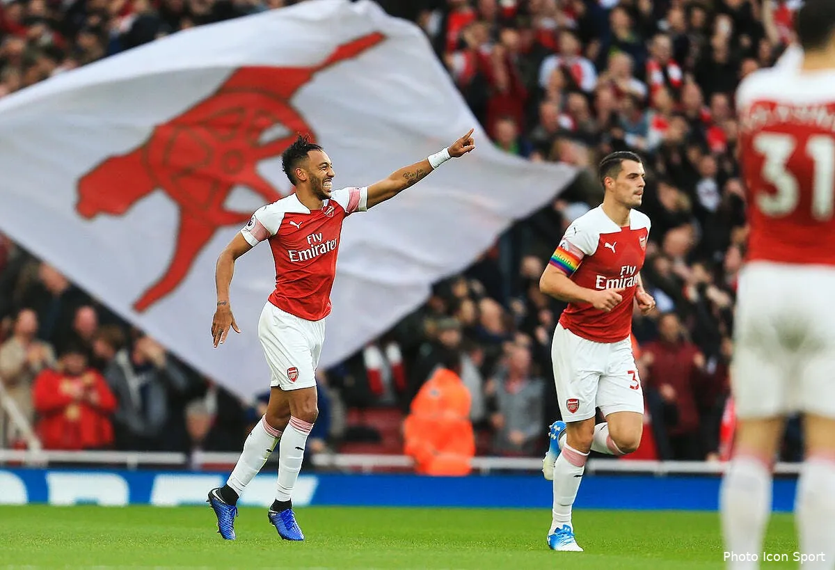 un supporter de tottenham arrete apres un jet de banane sur aubameyang icon spi 021218 11 18238007