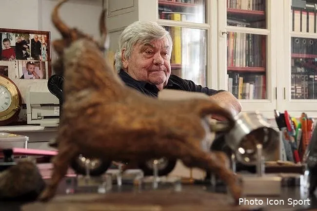 une banderole pour supporter l ol le debut de la gloire pour nicollin nicollin fait encore durer le suspense pour son entraineur iconsport guy 121112 33 10 5394154783