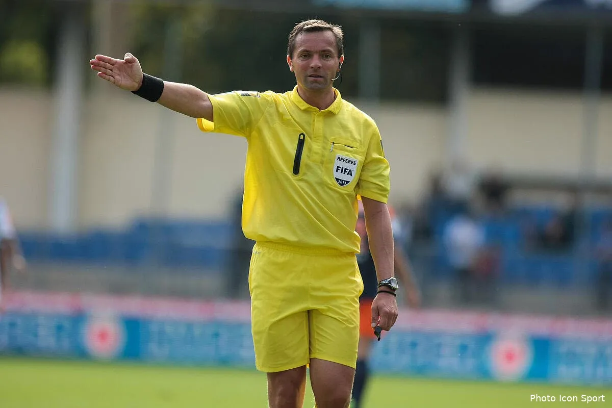 une claque mondiale pour les arbitres francais iconsport guy 061013 08 7872927