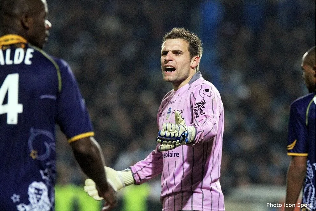 une tuile de plus sur la tete d arles avignon 67124 15458