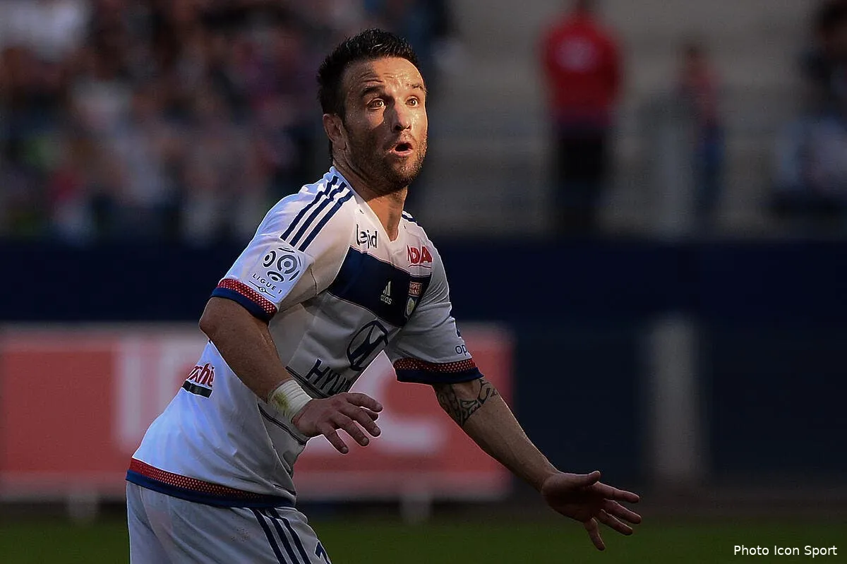 valbuena victime de la loi des tribunes lors d om ol iconsport nlg 290815 17 140121063