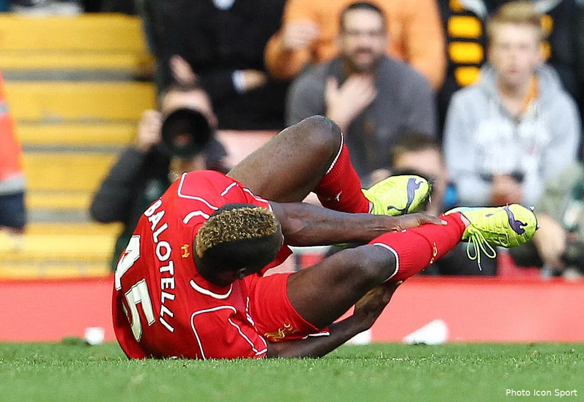 video balotelli victime d un tacle de mammouth contre newcastle iconsport bpi 251014 02 1495813