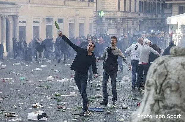 video des hooligans du feyenoord mettent rome a sac roma11104703
