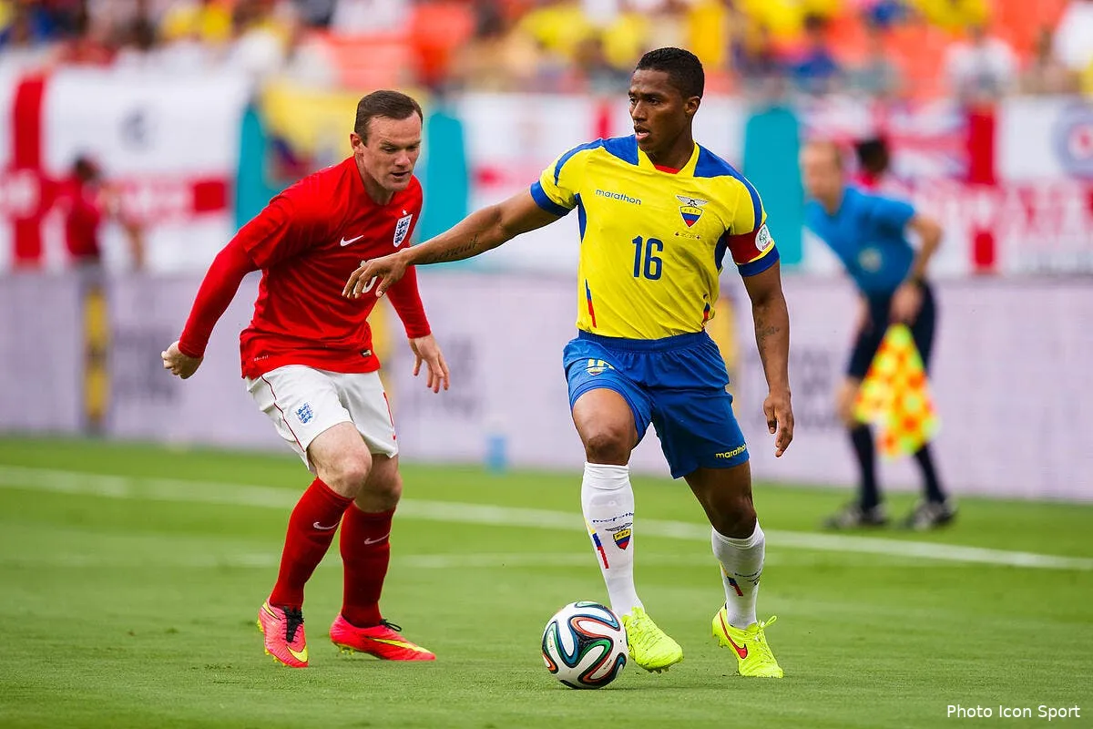 video equateur angleterre un tacle et ca part en vrille iconsport bpi 040614 01 0284553