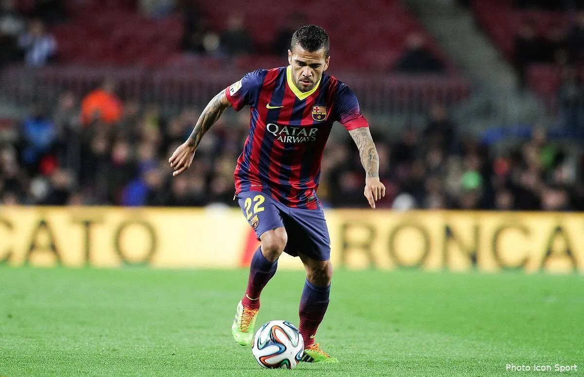 video la reponse de daniel alves a ceux qui lui jettent une banane iconsport acp 050214 20 1681789