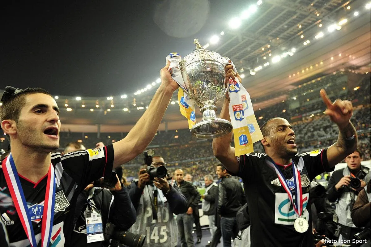 video le chant anti stephanois des joueurs lyonnais fait polemique iconsport noe 280412 91 11734398