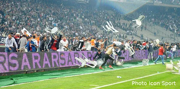 video le derby besiktas galatasaray arrete par de gros incidents dev derbide taraftar sahaya indi mac durdu 362578366061