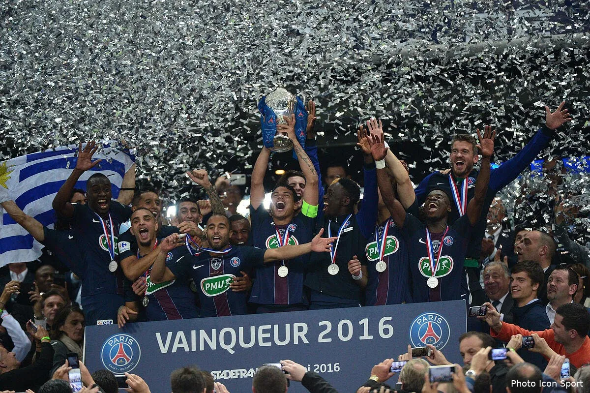 video le psg souleve son 8e trophee en deux saisons iconsport win 210516 01 4439143682