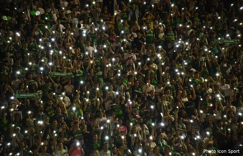 video les fans de chapecoense rendent un vibrant hommage chape162718