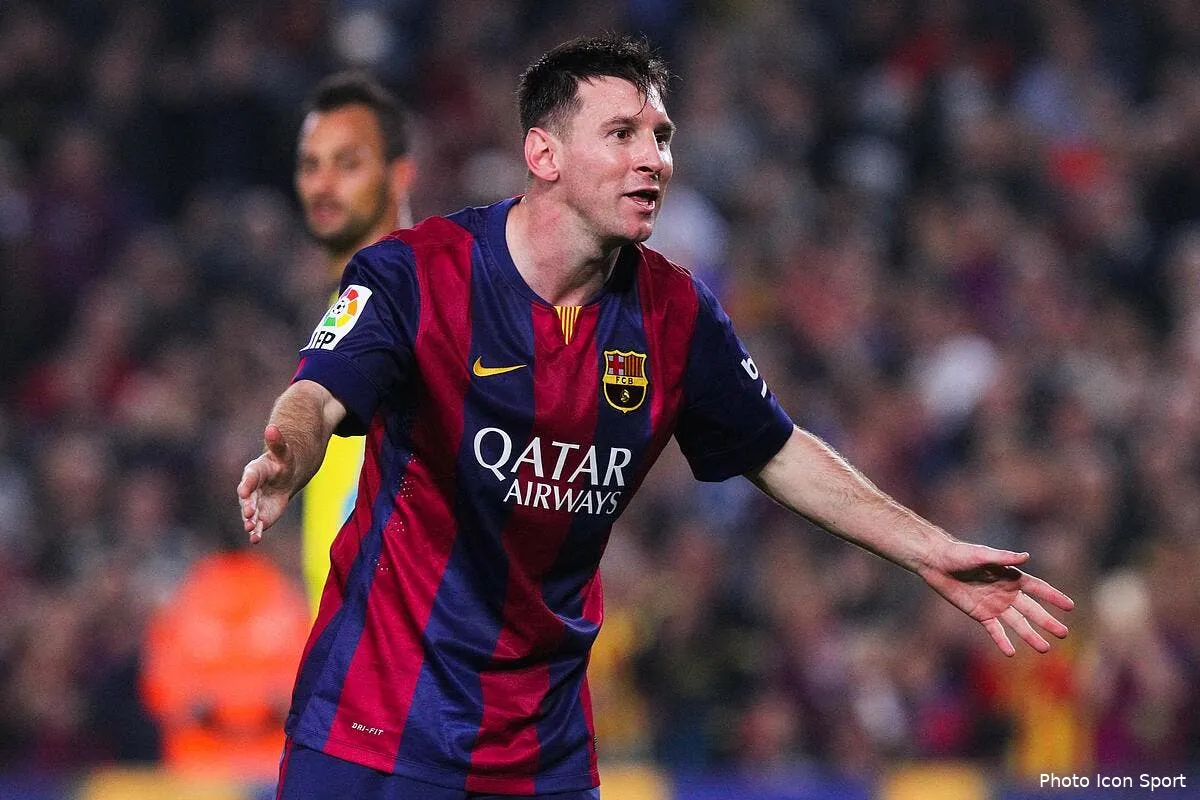 video messi recoit une bouteille sur la tete et un carton jaune iconsport lof 221114 01 1298201