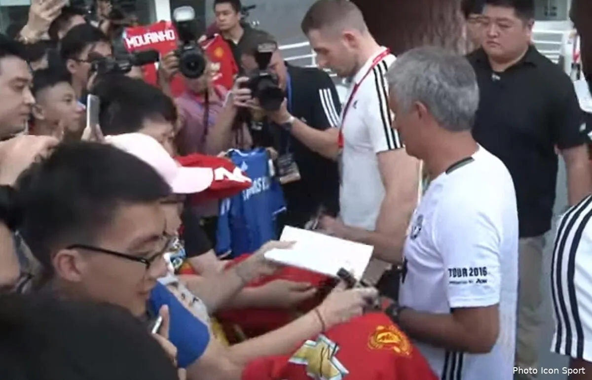 video mourinho a failli signer un maillot de chelsea mourinho149636