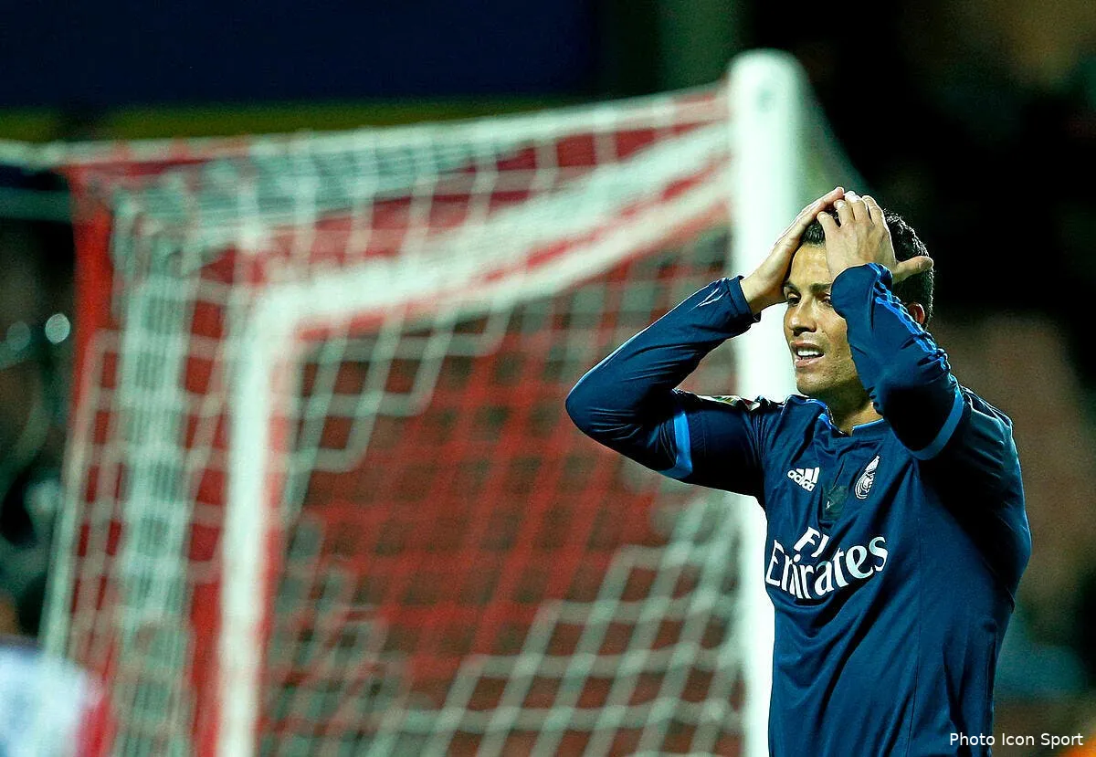 video quand cristiano ronaldo essaye de prendre un the en terrasse iconsport mar 070216 02 09136810