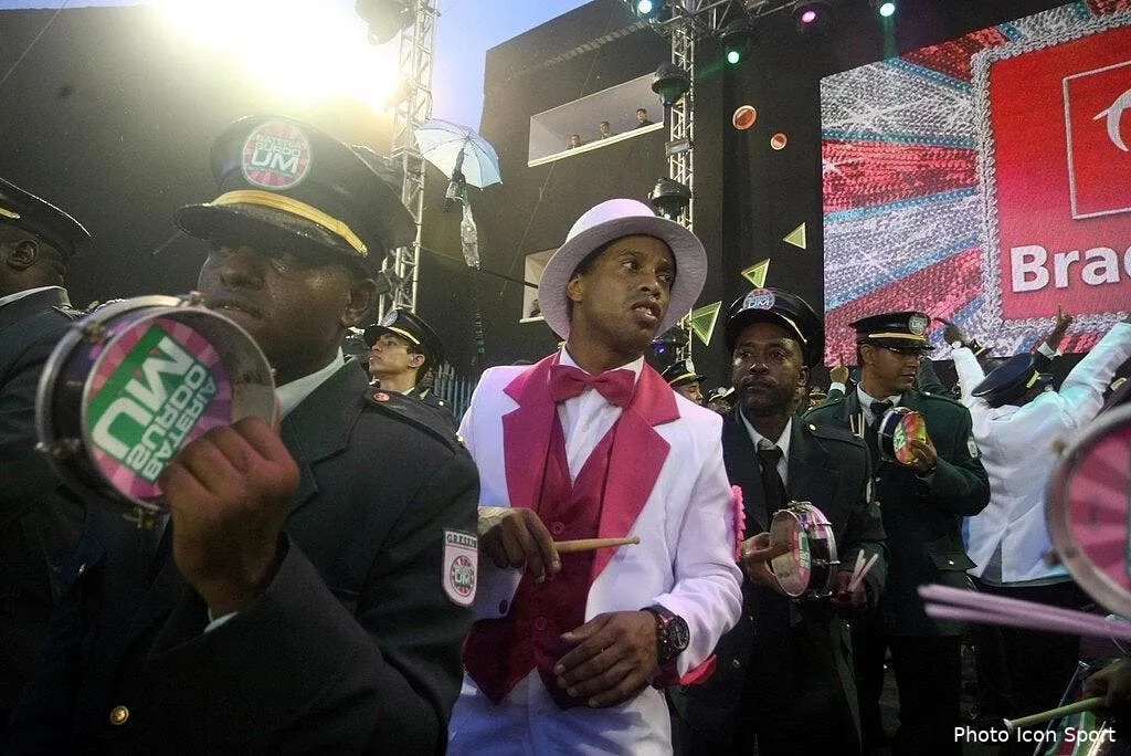 video ronaldinho en costard au carnaval 68244 16414