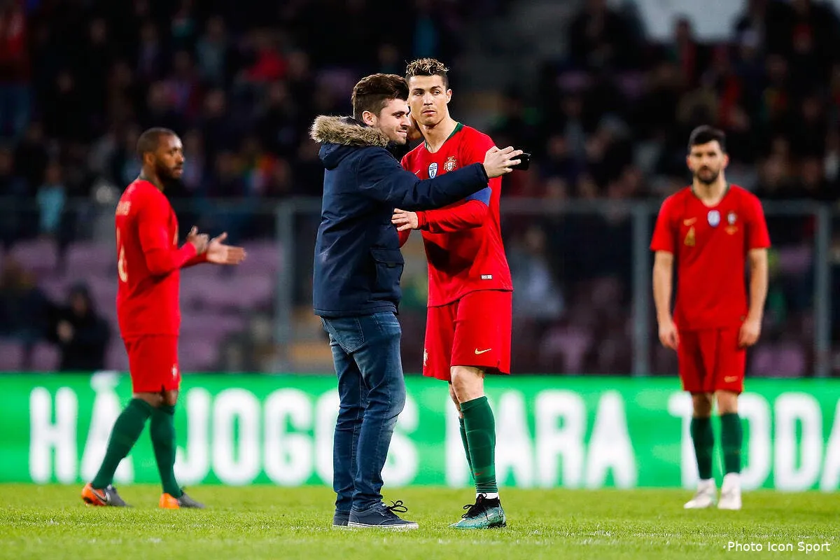 video selfies calins cristiano ronaldo sollicite en plein match icon ora 260318 11 10213983