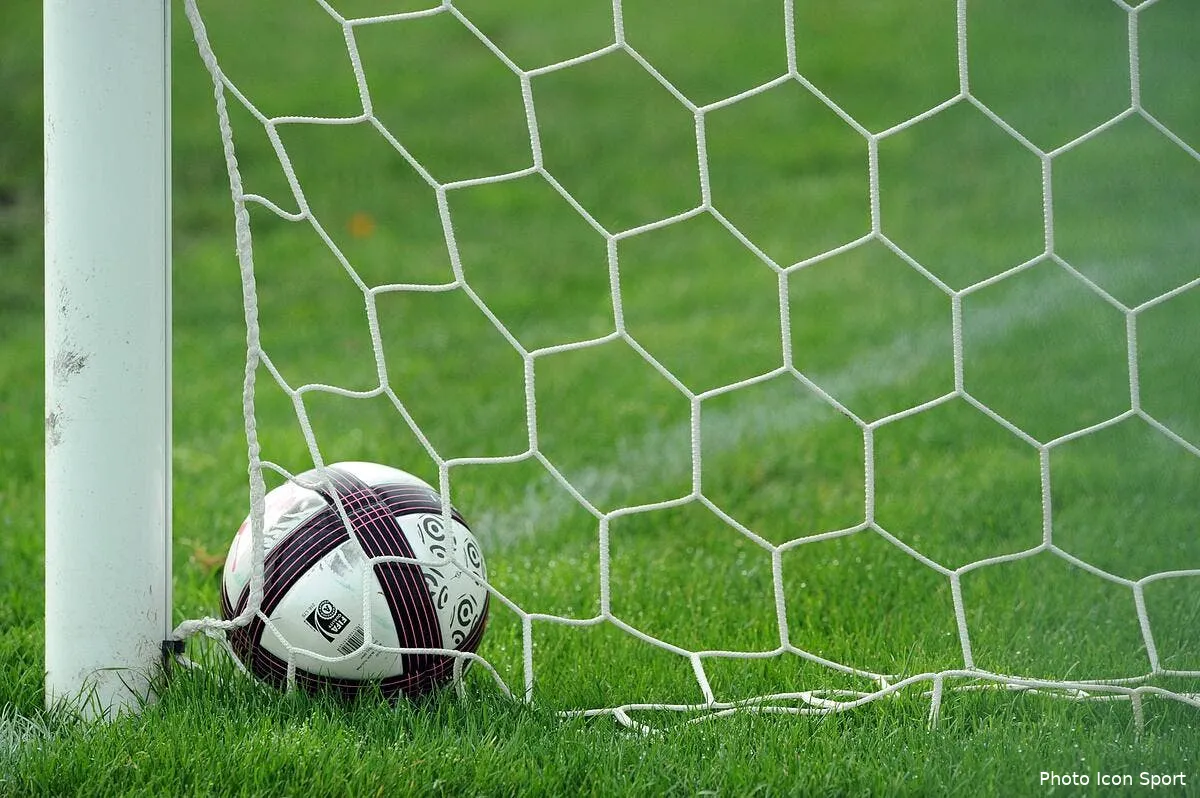 video un buteur avec la tete ailleurs iconsport jpt 101111 01 28121471