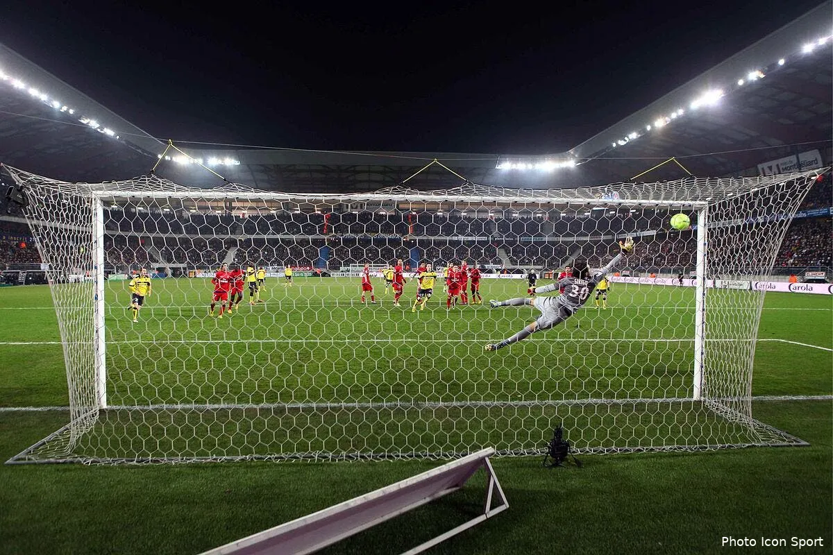 video un coup franc avec un ballon teleguide iconsport con 170213 201 0259445