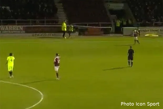 video un footballeur anglais se plante et fait une passe a un stadier 721019161624