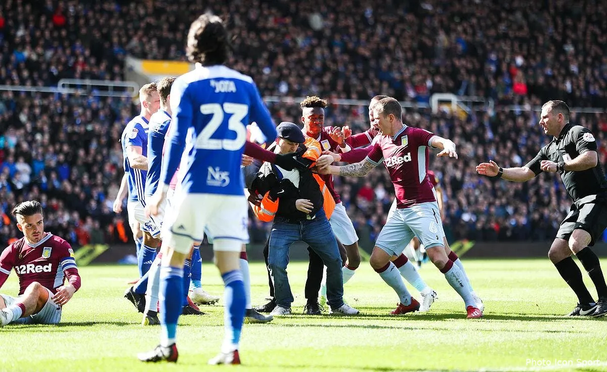 video un joueur de d2 anglaise agresse en plein match icon 41687577247307