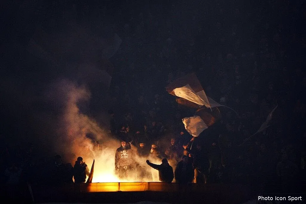 video un projectile sur l arbitre provoque l arret de st pauli schalke 69510 17499