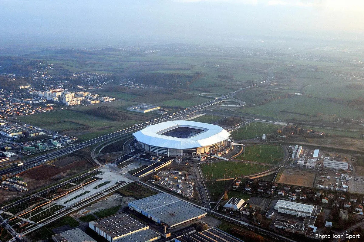 voila pourquoi le grand stade de l ol sera a guichets fermes mais pas plein iconsport ban 051215 10 01130061