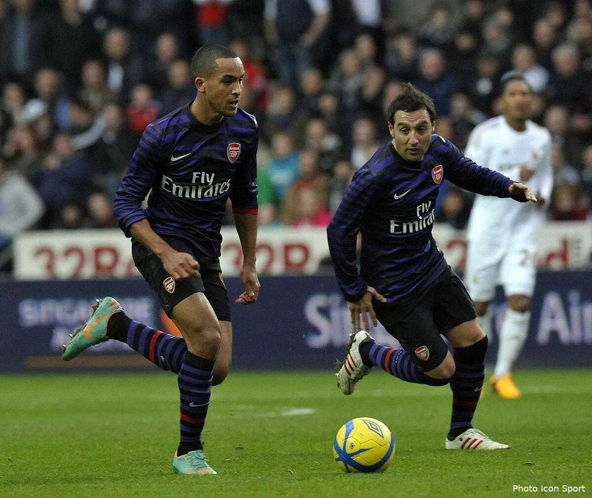 walcott et cazorla prolongent a arsenal iconsport pho 060113 74 45117123