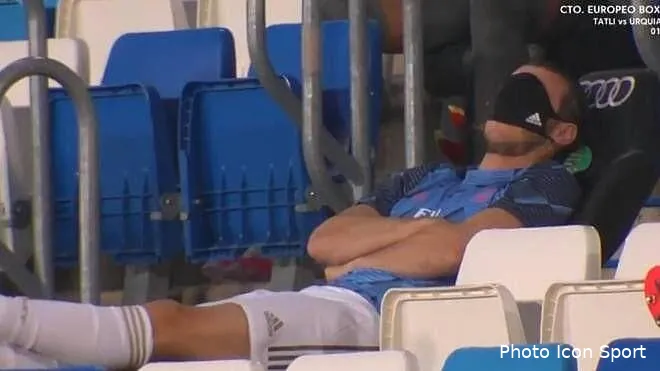 wtf sieste et masque sur les yeux bale se moque du real bale 22289021